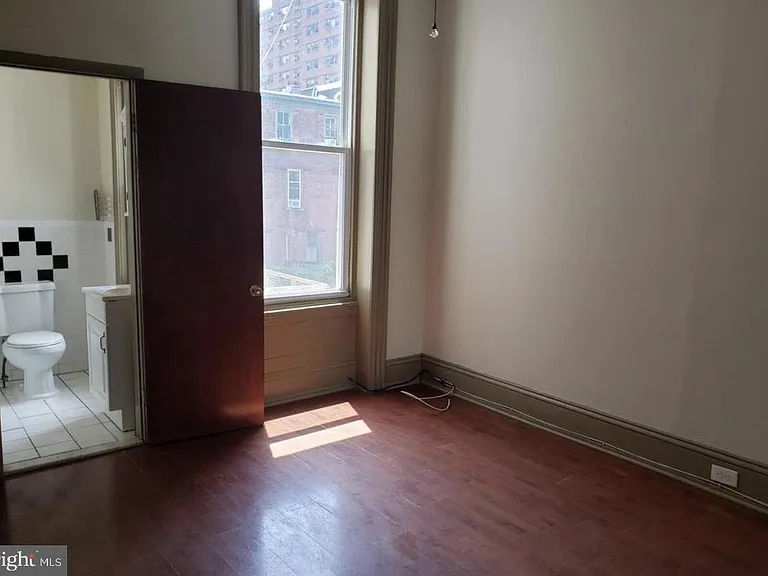 2034 Chestnut St #2F — Photo 2