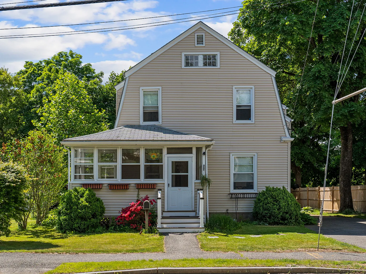 3 bed, 1.5 bath, 1496 sqft, $3,800 — Photo 2