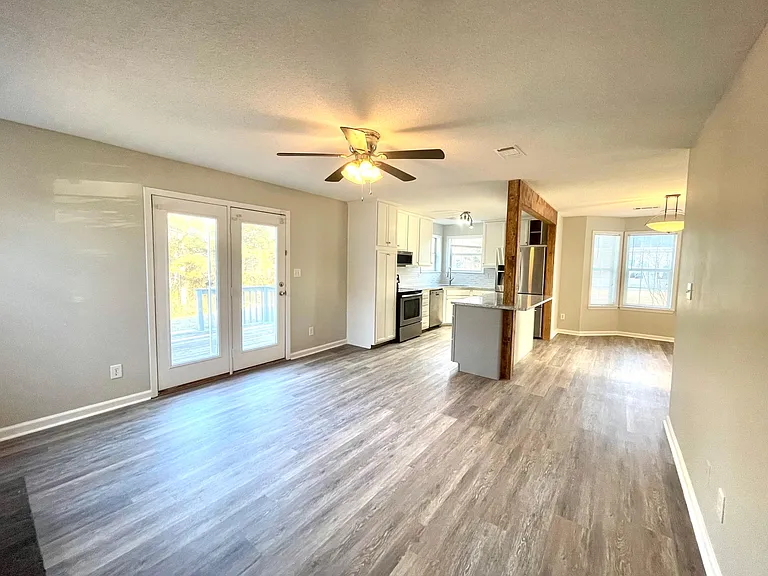 304 Greenview Ct — Photo 9