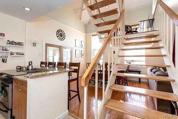 2 bed, 1100 sqft, $2,650 — Photo 3