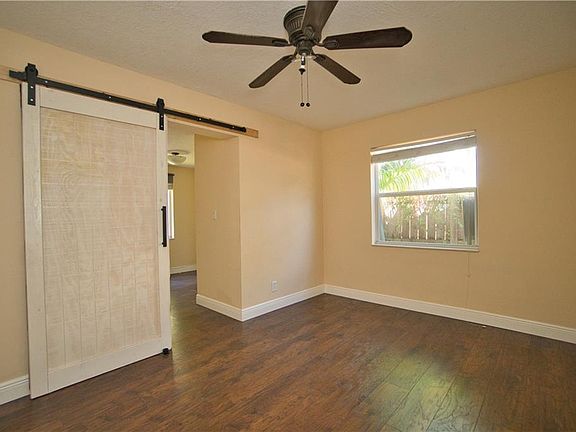 2nd image of 412 SW 13th St #412