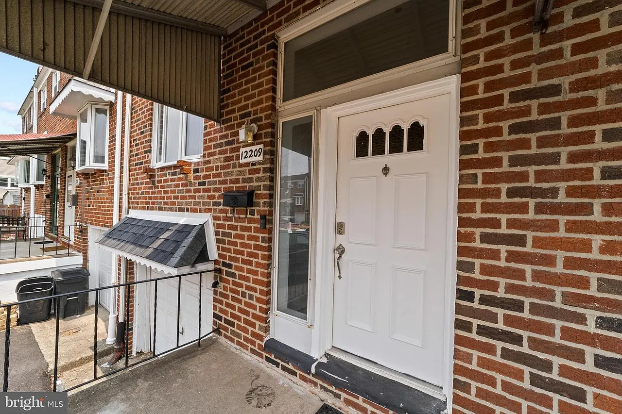 3 bed, 1.5 bath, 1152 sqft, $2,500 — Photo 2