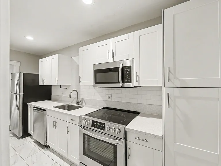 2805-2807 Charlotte St — Photo 5