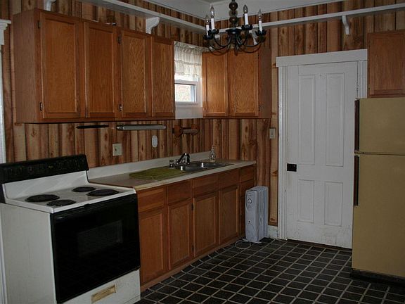 5th image of 262 W Mill Aly