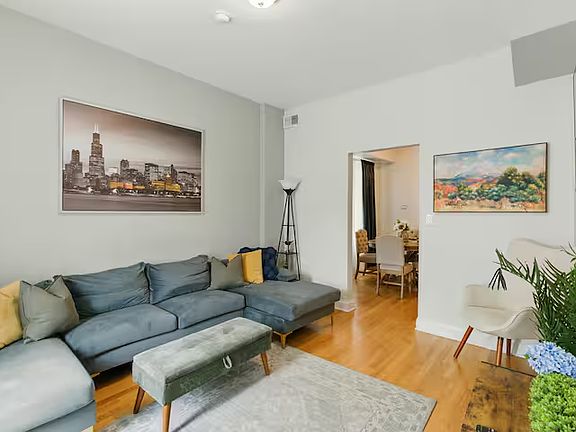 5th image of 2724 W Division St