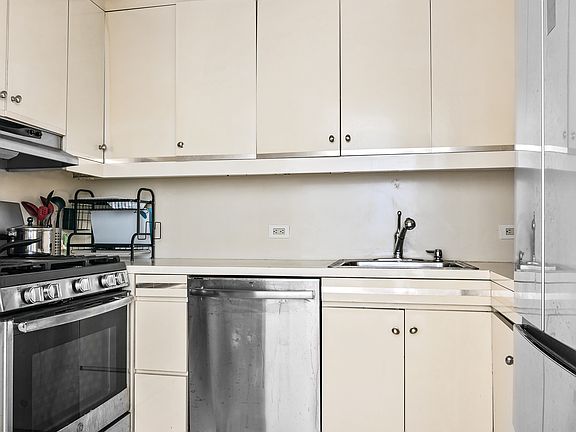 5th image of 200 Central Park S APT 16F