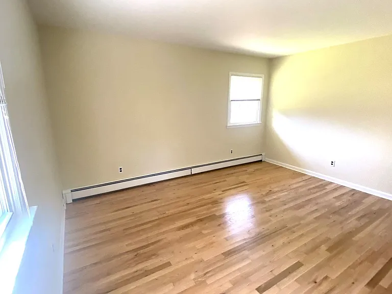 266 Crombie St — Photo 14