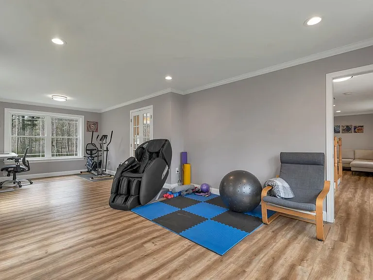 40 Mary Ann Ave — Photo 43