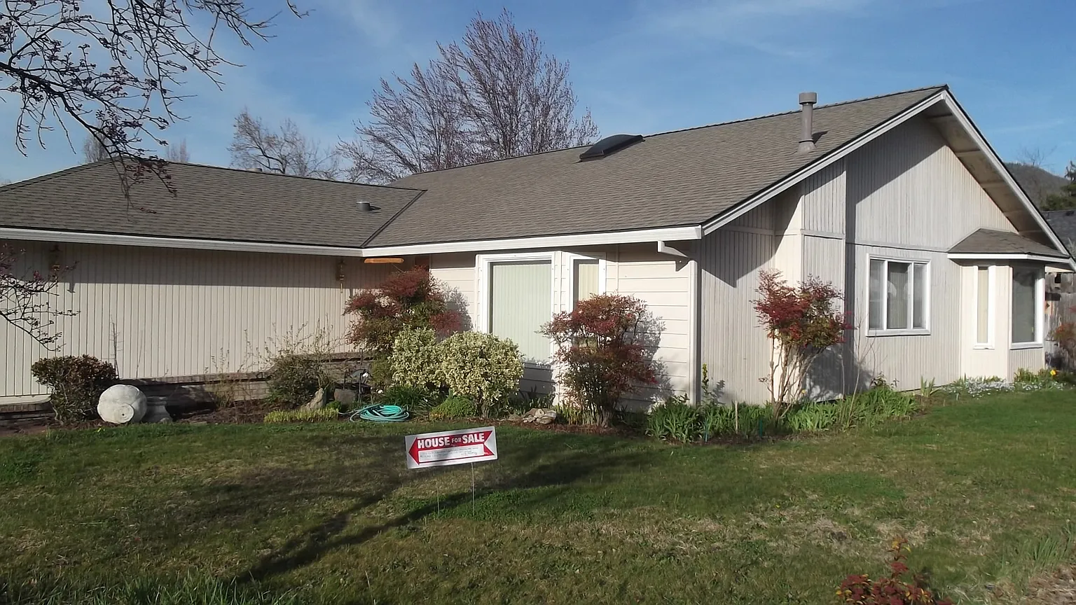 1122 E Hills Ct photo 1
