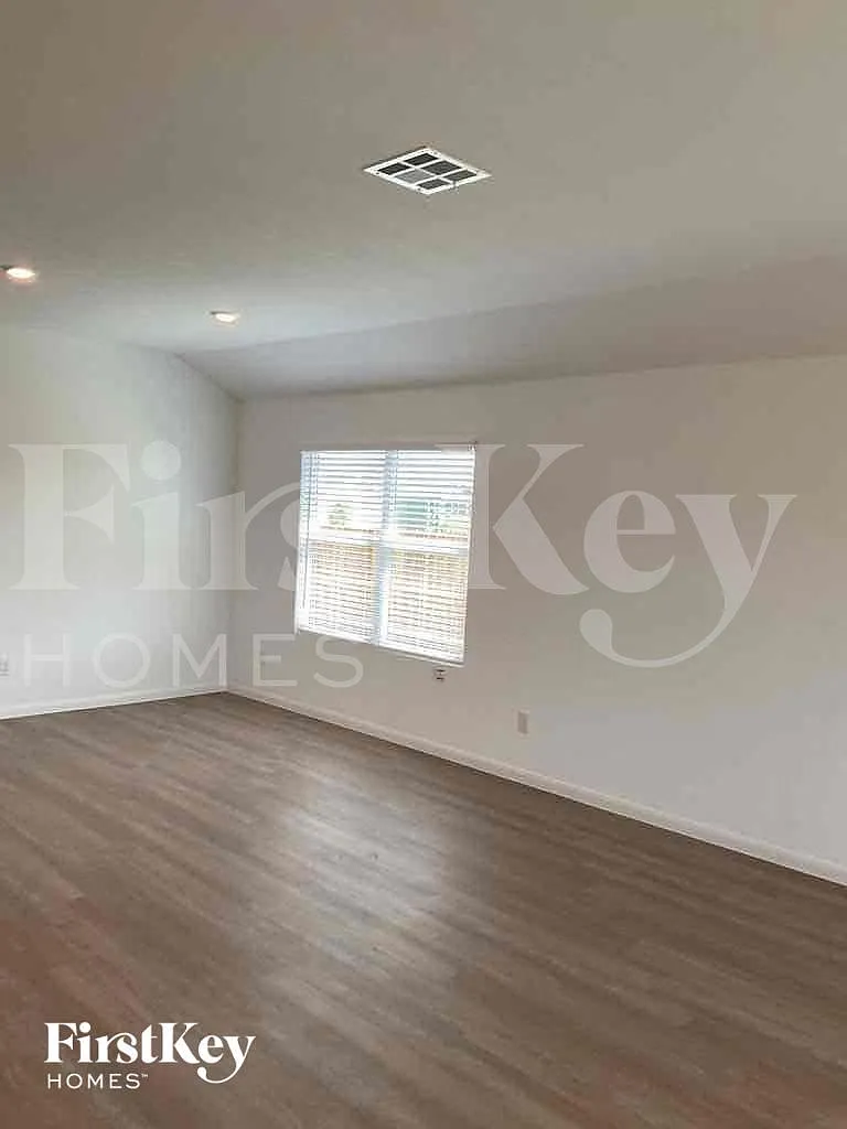 4 bed, 3.0 bath, 1910 sqft, $2,235 — Photo 3