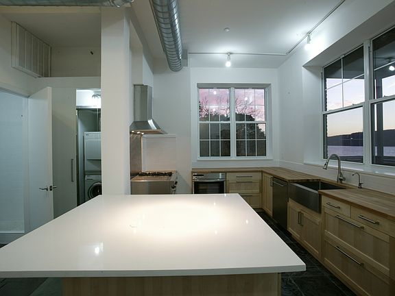 Kitchen w/ Island