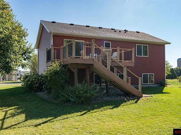 4th image of 300 Linden St