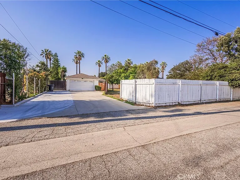 114 E Dexter St — Photo 21