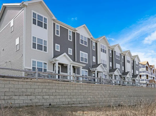 2660 Arrowhead Dr, Pingree Grove, IL 60140