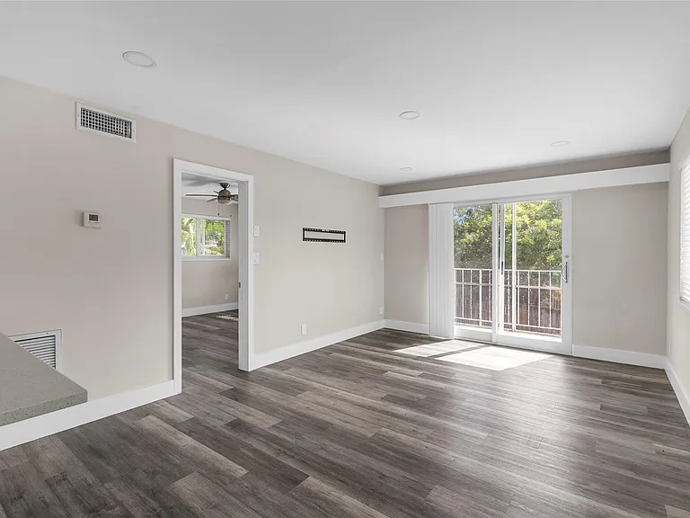 2182 NE 5th Cir — Photo 11