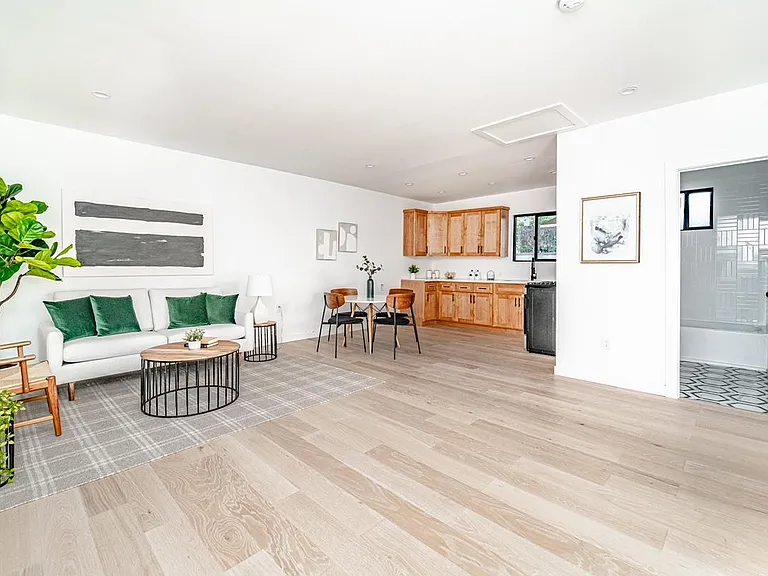 3015 1/2 Hillcrest Dr — Photo 3