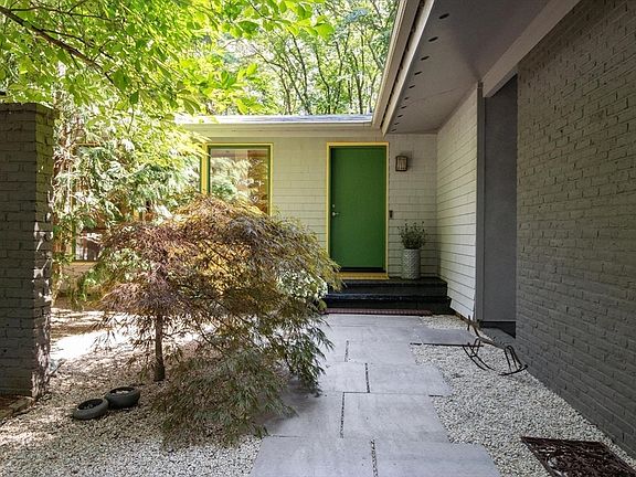 2nd image of 221 Pope Rd