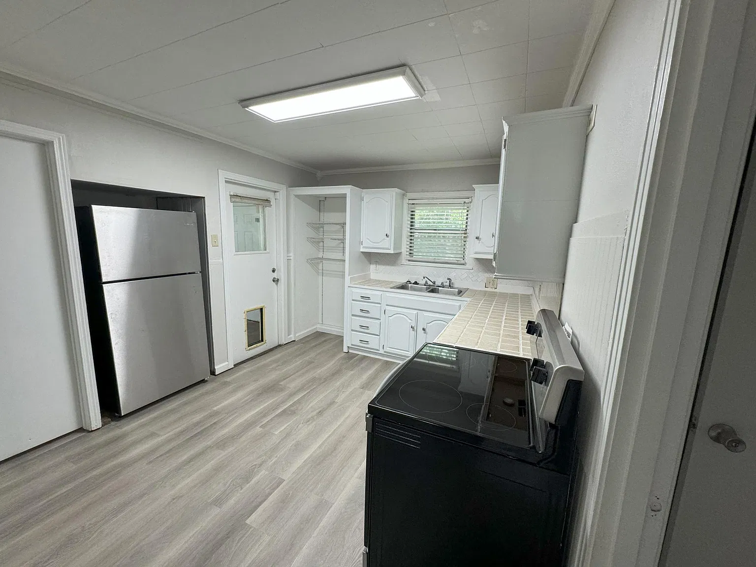 4 bed, 1.5 bath, 1111 sqft, $1,895 — Photo 4
