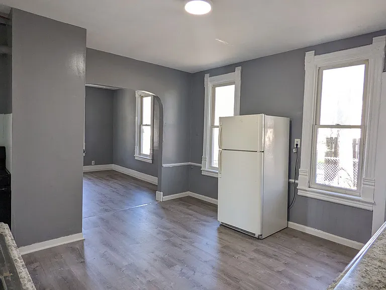 229 Washington Ave — Photo 4