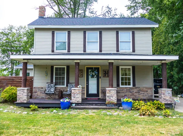 710 S Elm St, Three Oaks, MI 49128