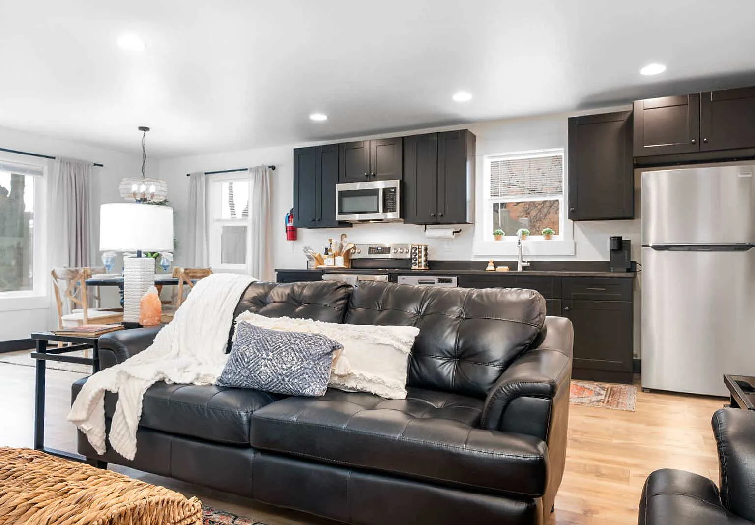 2 bed, 2.0 bath, 930 sqft, $2,200 — Photo 2