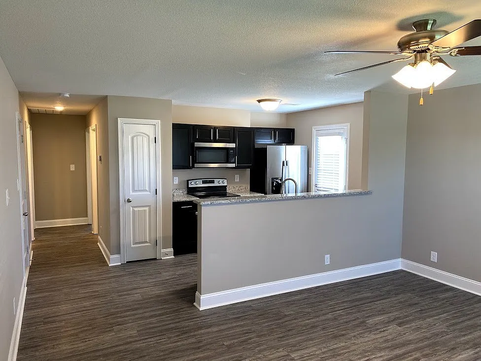 2 bed, 1000 sqft, $1,300 — Photo 2