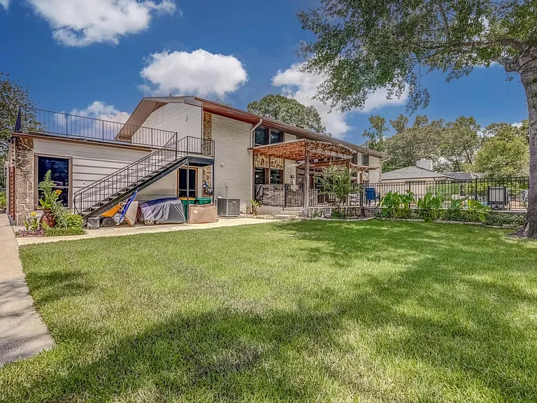 22 Winged Foot Dr — Photo 45