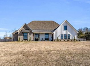 820 Prairie Waters Dr, Columbus, MS 39701