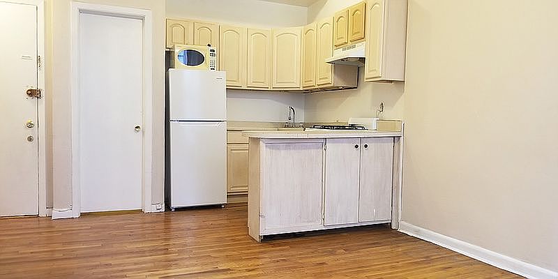1st image of 219 W 78th St #2