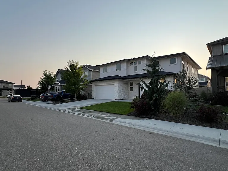 5608 S Rosalia Way — Photo 2