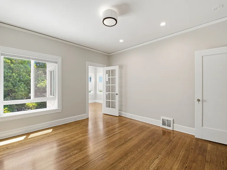 1141 Bay St — Photo 20