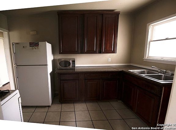 4th image of 128 Nelson Ave