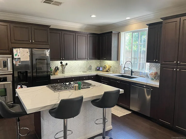 1056 Breakaway Dr — Photo 4
