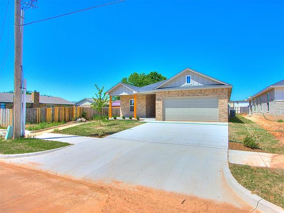 3rd image of 1013 S Silver Leaf Dr