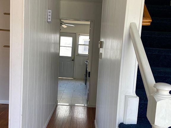 5th image of 402 Roslyn Pl
