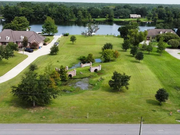 1380 Old Spanish Trl, Berwick, LA 70342