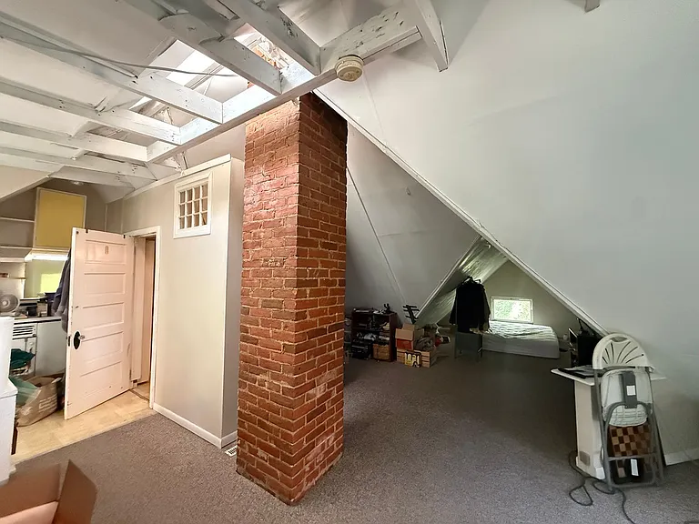 923 1/2 E Washington St — Photo 10