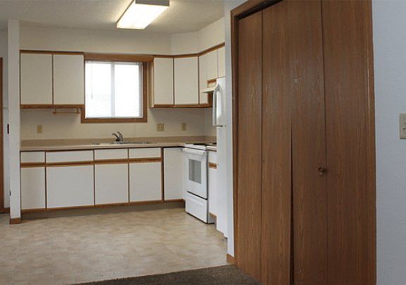 2nd image of 916 6th St S #10902767