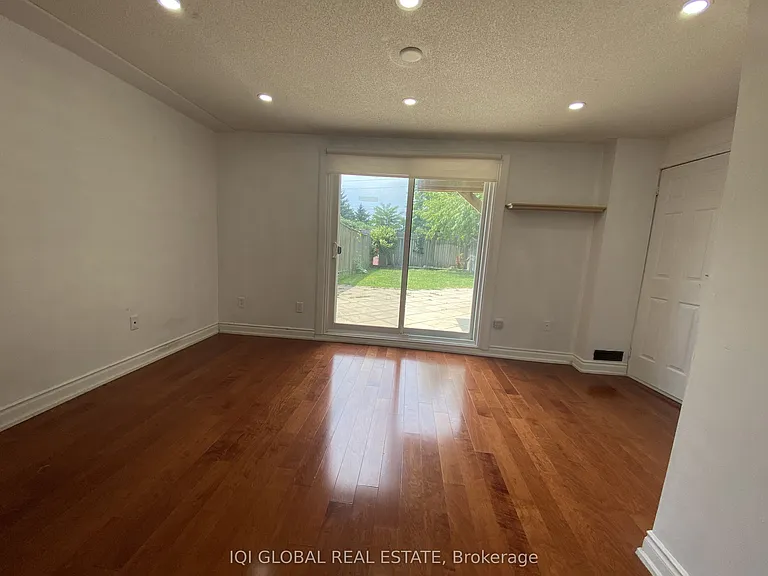 8 Bonello Cres — Photo 22