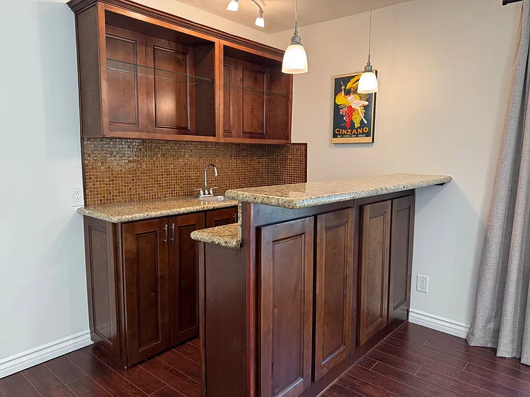 24224 Victory Blvd — Photo 6