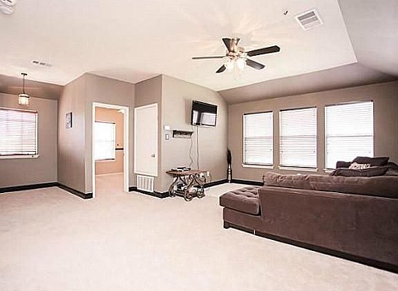 5th image of 325 Bayberry Dr