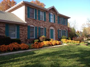 911 Kinsale Dr, Ballwin, MO 63021