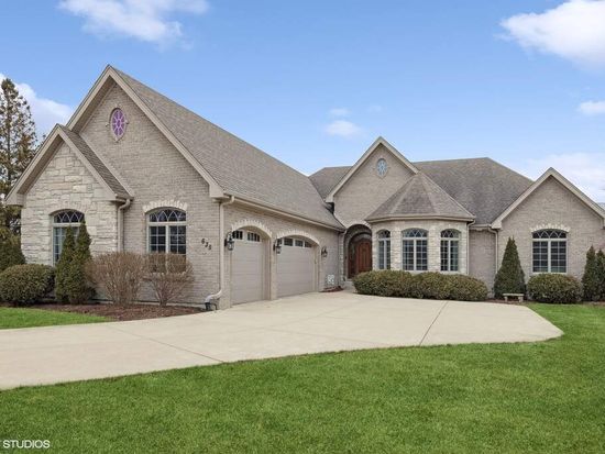 635 68th St, Willowbrook, IL 60527