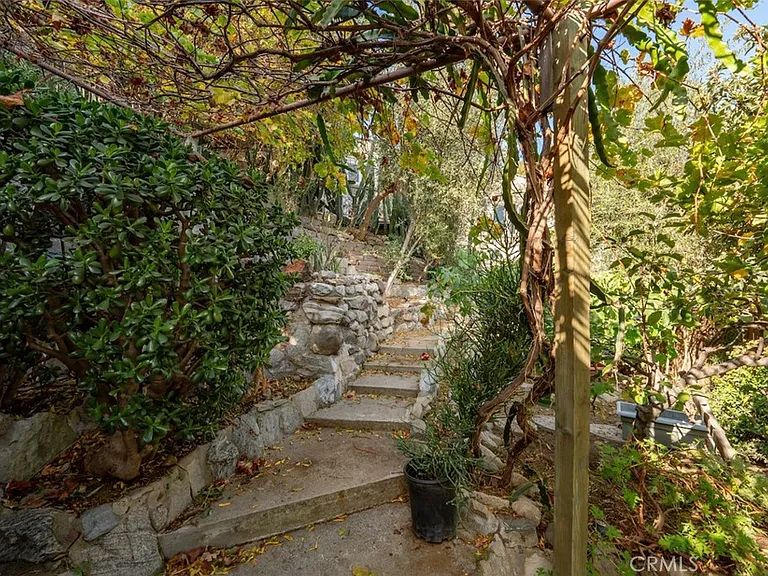 2549 N Beachwood Dr — Photo 30