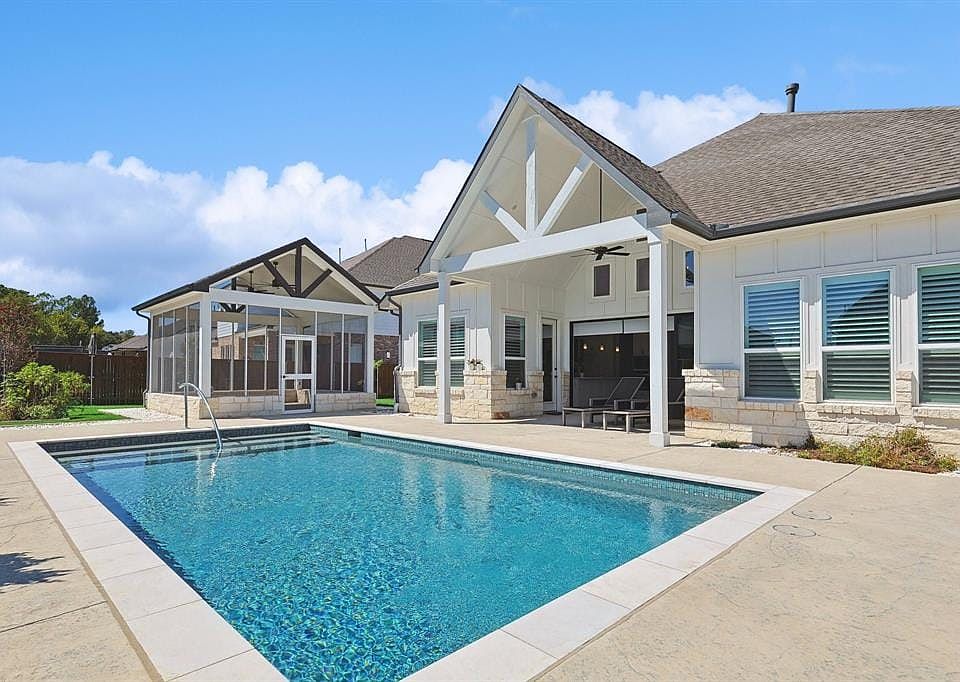 1st image of 124 Craigmore Dr