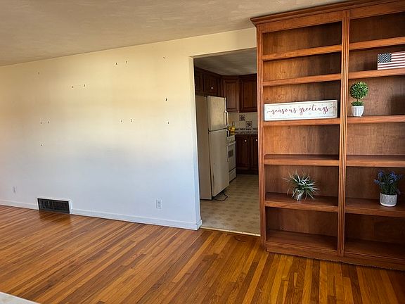 4th image of 48 Bornwood Dr