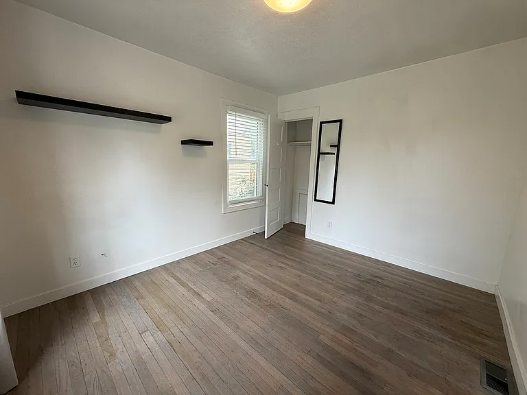 909 E Crandall Ave — Photo 8