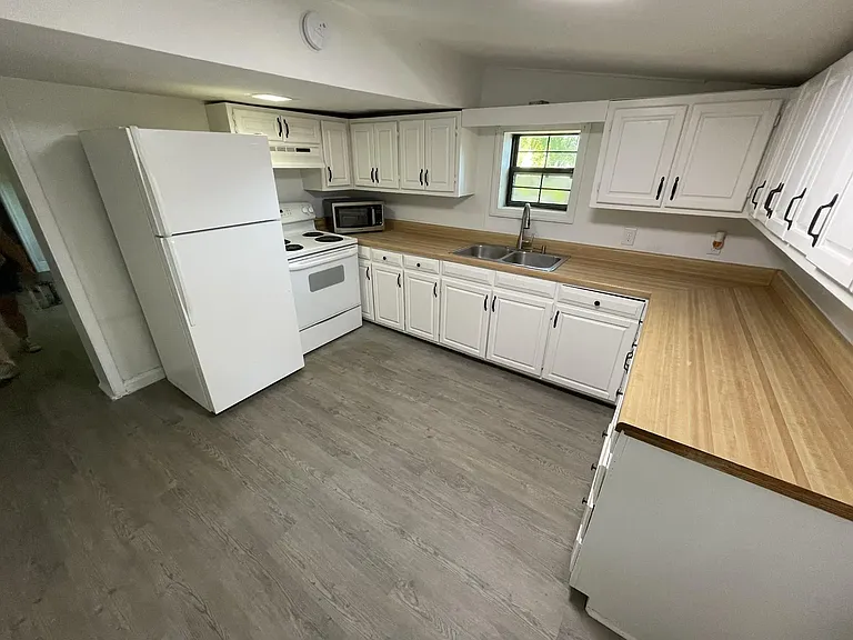212 6th Ave #B — Photo 4