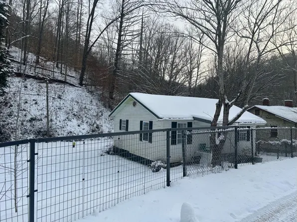 51 Akers Hollow Rd, Van Lear, KY 41265