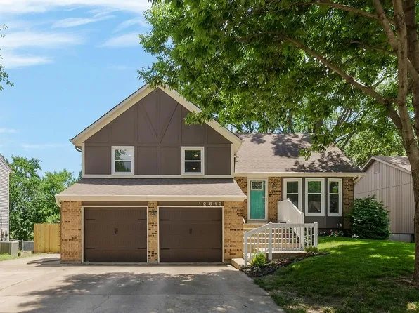 12613 S Blackfoot Dr, Olathe, KS 66062
